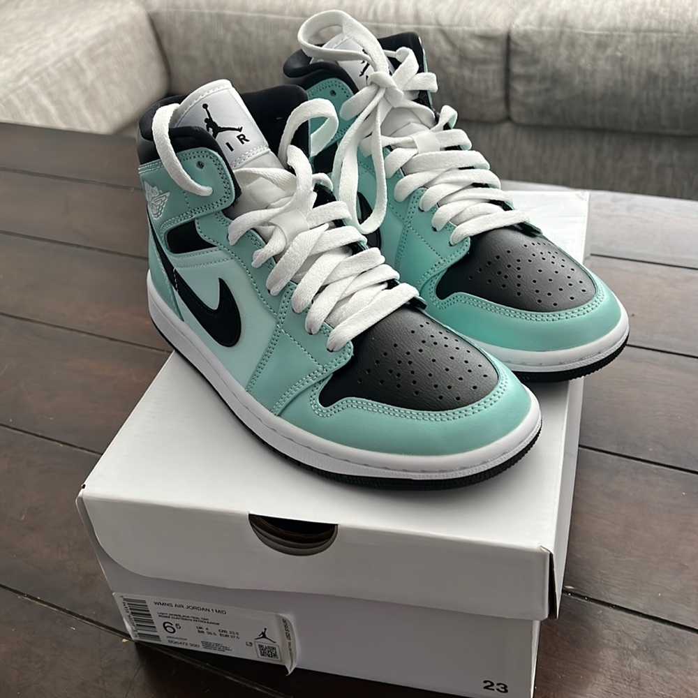 Women’s Air Jordan 1 mid